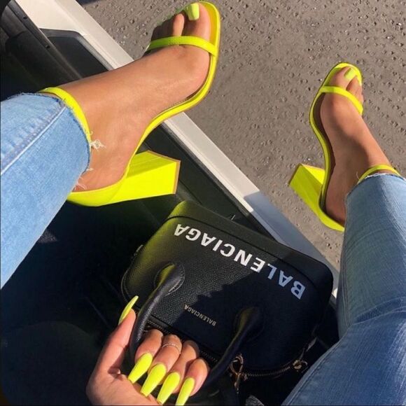 Neon  yellow heels - Picture 1 of 2